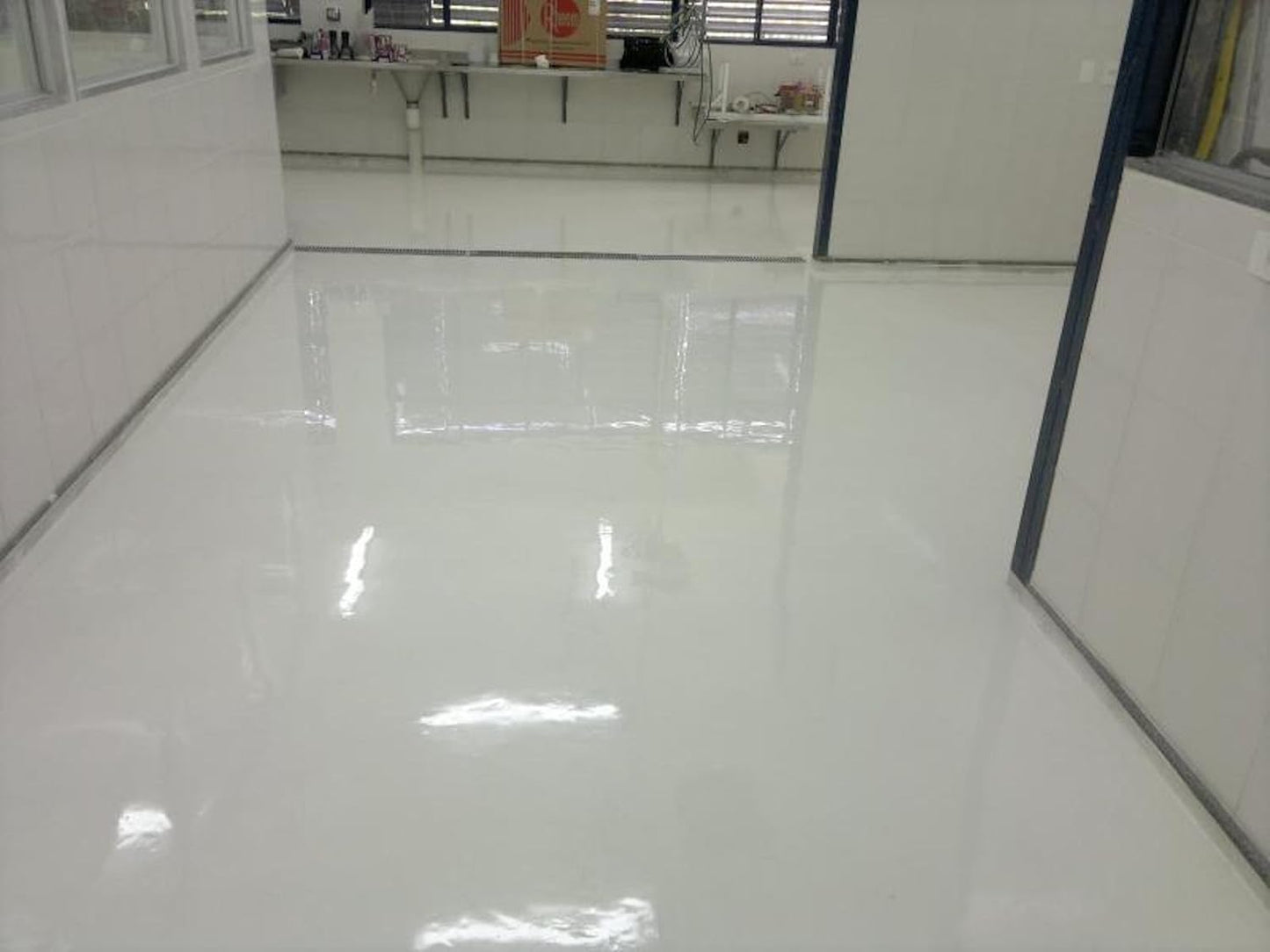 Coloredepoxies 10013 White Epoxy Resin Coating Made with Beautiful and Vibrant Pigments, 100% solids, For Garage Floors, Basements, Concrete and Plywood. 3 Quart Kit