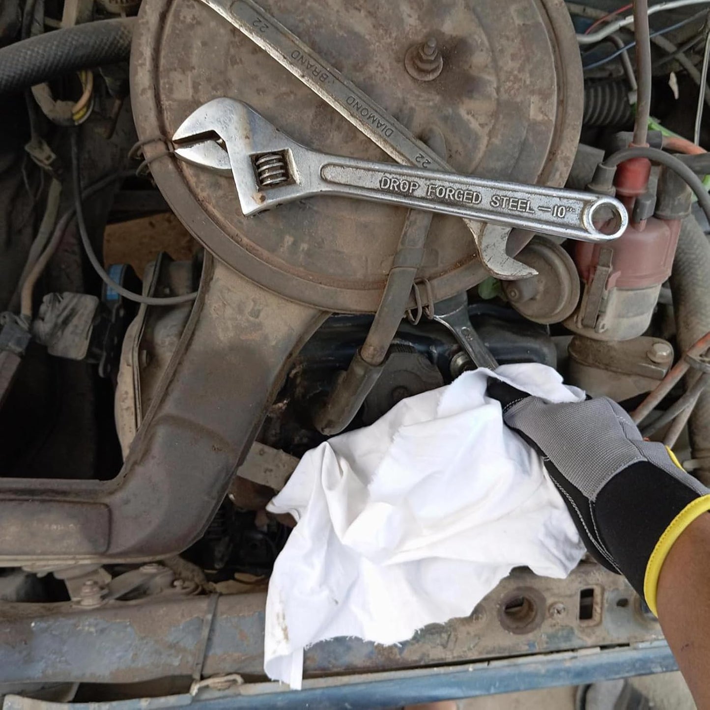 Recycled White Sheeting Cleaning Rags (600 lbs. Pallet 12x50 lbs. Box) – Lint Free White Cotton Cloths for Manufacturing | Automotive | Janitorial | Shop Rags Bulk - Multipurpose