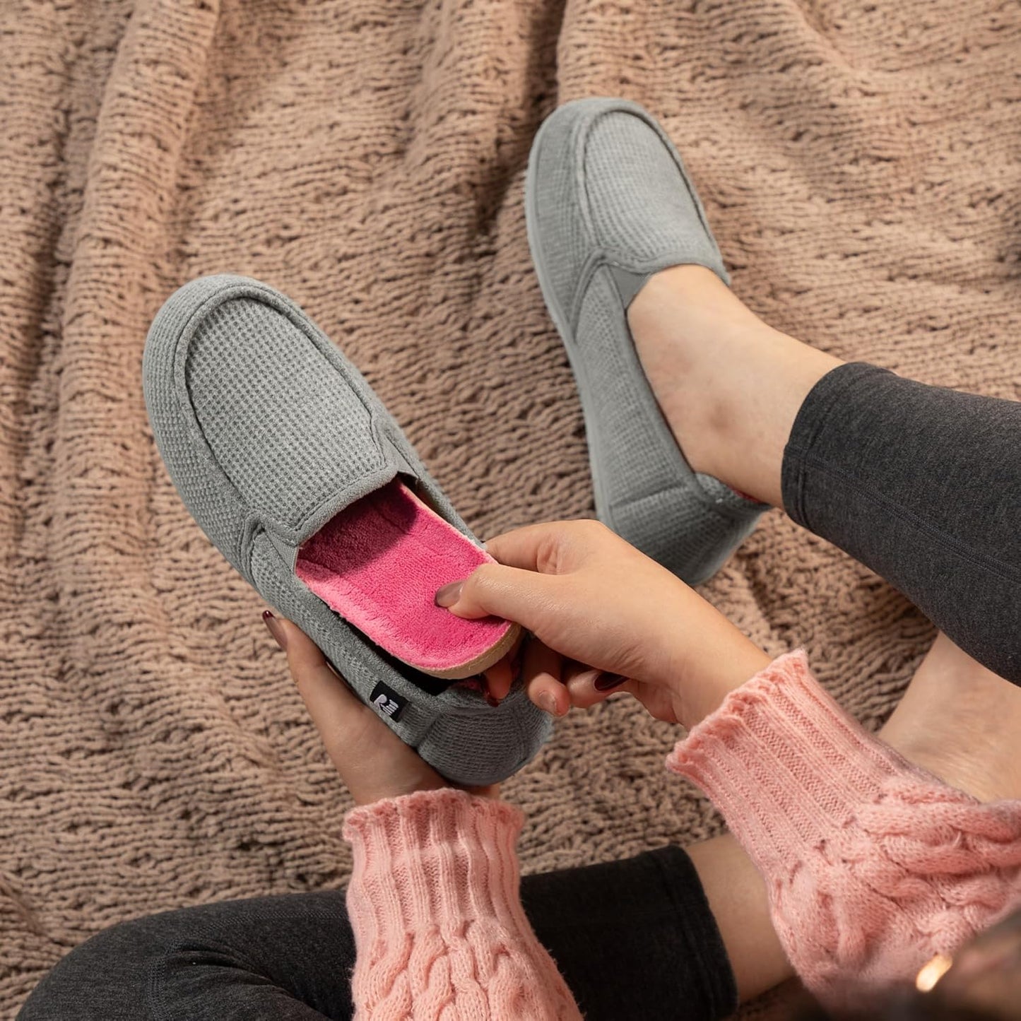 RockDove Women's Two-Tone Hoodback Slipper with Removable Insole